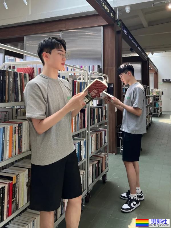 两个大长腿帅哥 - 51虹马