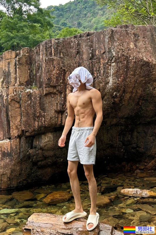 浙江183CM的男模，穿灰裤子真好看！ - 51虹马