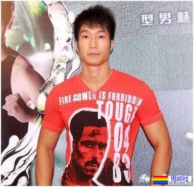 香港先生因《新闻女王》翻红，早期泳装照立马就被扒了出来！ - 51虹马