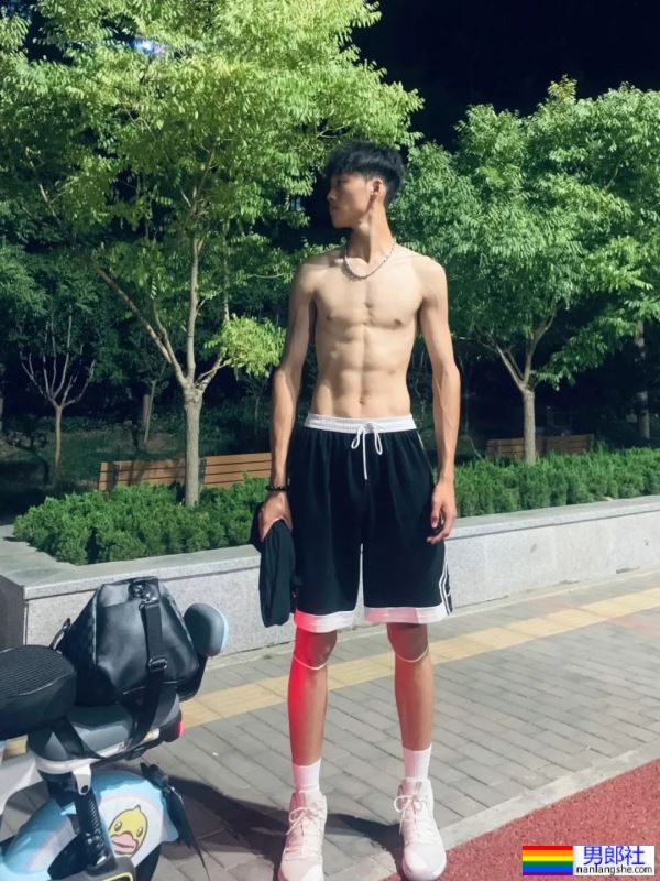 身高203，黑皮篮球体育生 - 51虹马