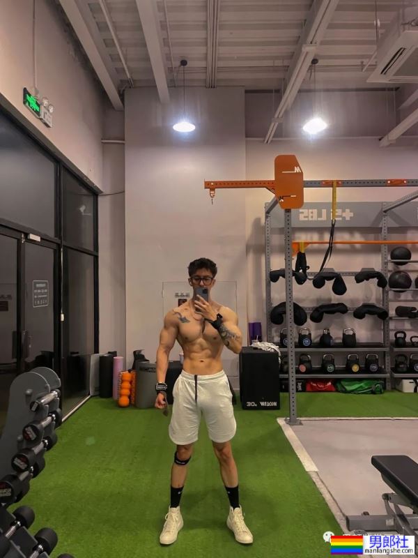 集体育生＋美术生于一体的腹肌男人 - 51虹马