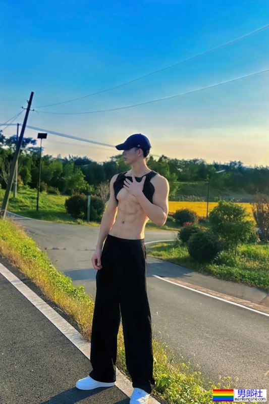 浙江183CM的男模，穿灰裤子真好看！ - 51虹马