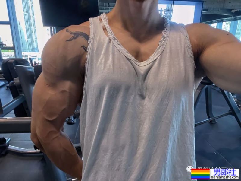 集体育生＋美术生于一体的腹肌男人 - 51虹马