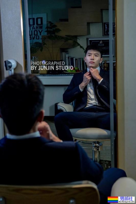 183cm斯文帅气正装男同事，私底下拍照居然这么野？！ - 51虹马