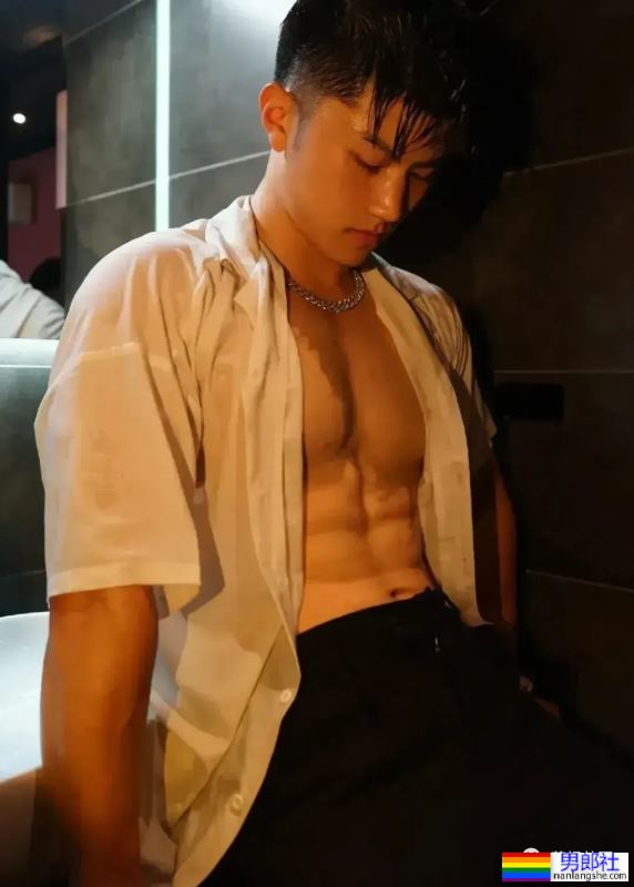 寂寞难耐的肌肉男，孤独在家有多性感 - 51虹马