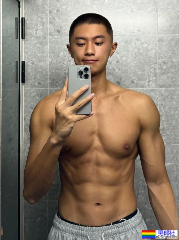 瘦瘦的台球小哥衣服下面居然藏着大胸肌 - 51虹马