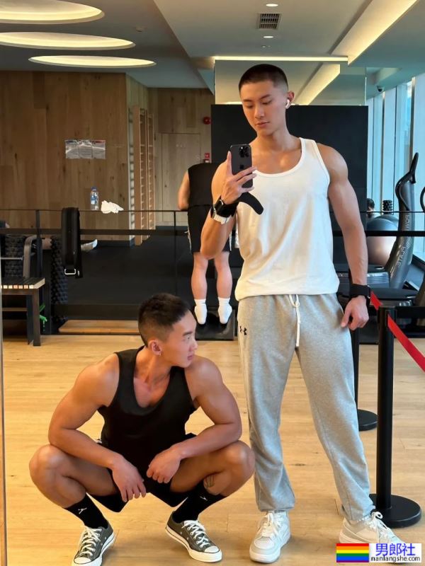 瘦瘦的台球小哥衣服下面居然藏着大胸肌 - 51虹马