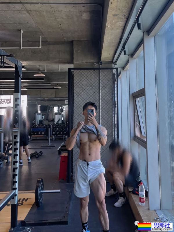 集体育生＋美术生于一体的腹肌男人 - 51虹马