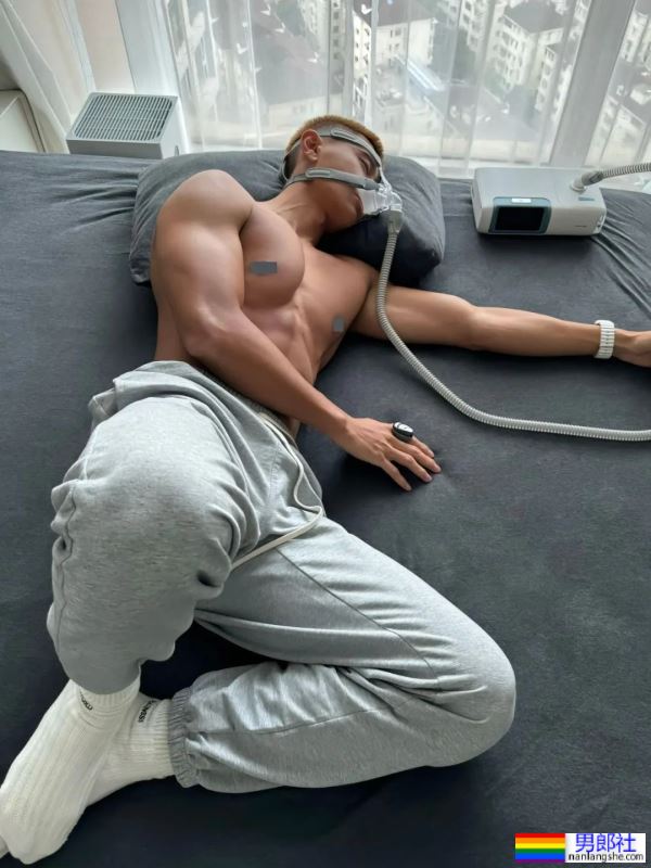 瘦瘦的台球小哥衣服下面居然藏着大胸肌 - 51虹马