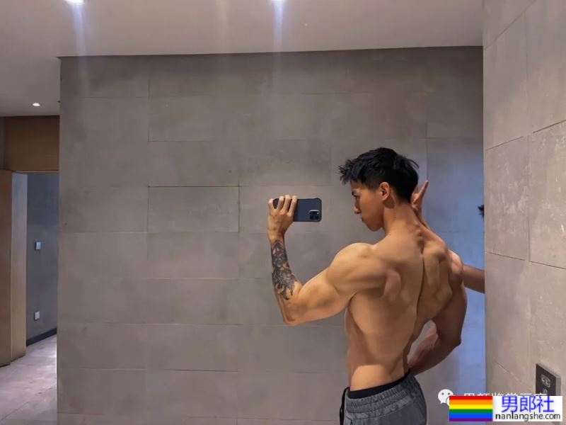 集体育生＋美术生于一体的腹肌男人 - 51虹马