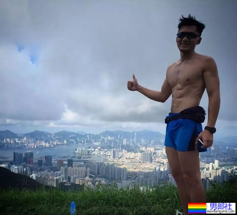 香港先生因《新闻女王》翻红，早期泳装照立马就被扒了出来！ - 51虹马