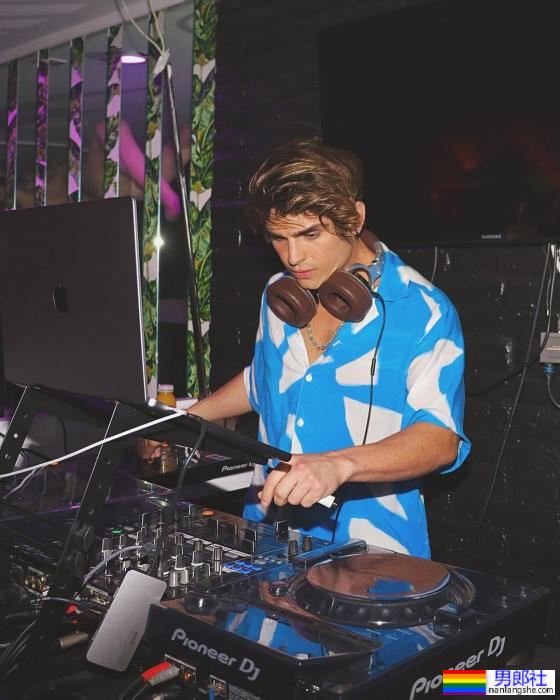 放闪注意！ 混血男模激情开撩演员男友：Troy Pes - 51虹马