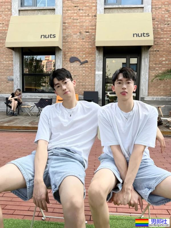 两个大长腿帅哥 - 51虹马