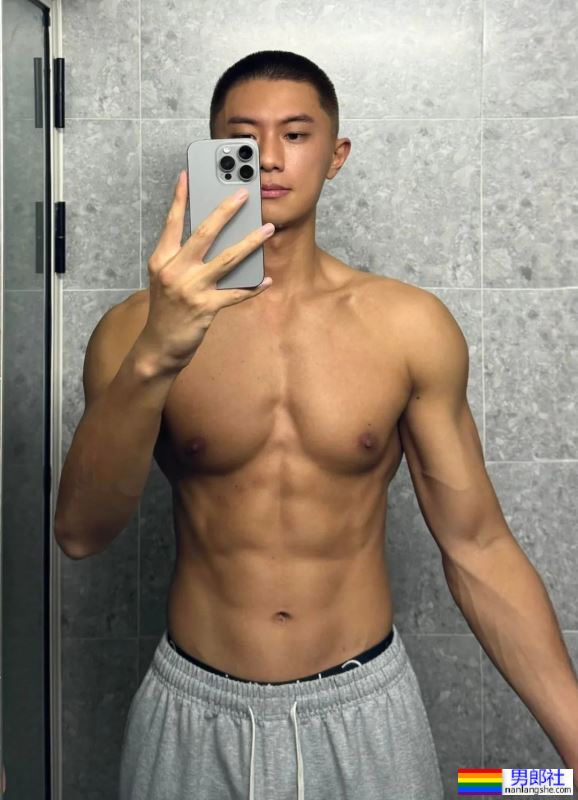 瘦瘦的台球小哥衣服下面居然藏着大胸肌 - 51虹马