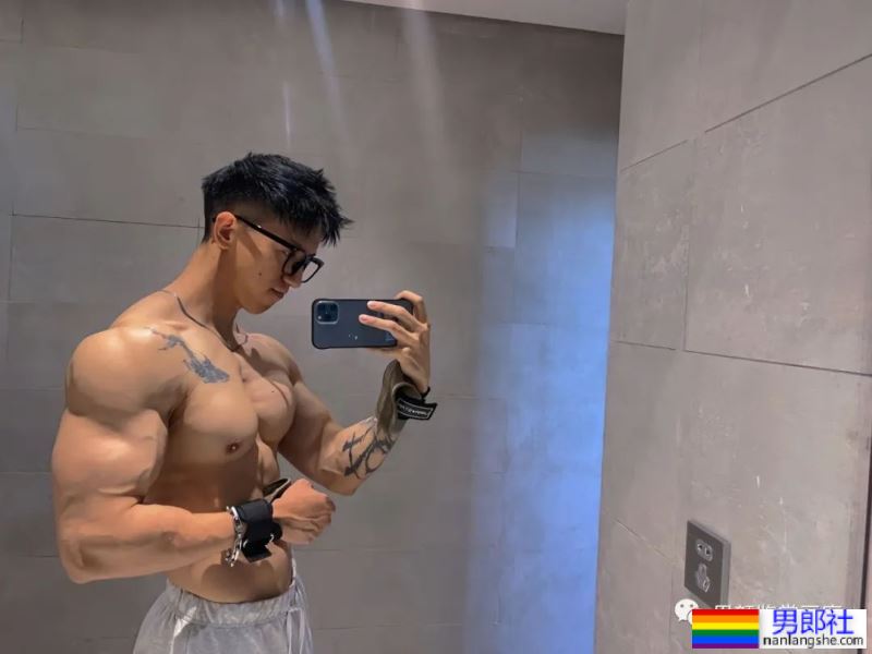 集体育生＋美术生于一体的腹肌男人-51虹马