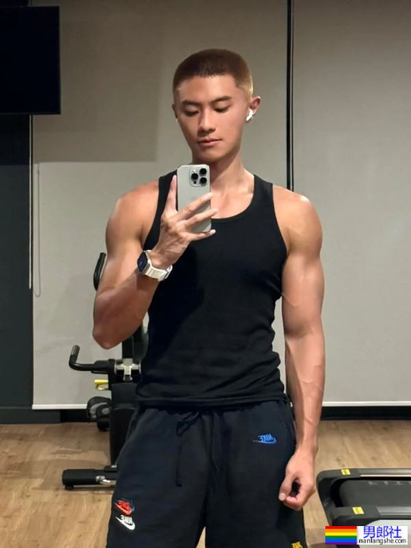 瘦瘦的台球小哥衣服下面居然藏着大胸肌 - 51虹马