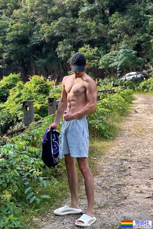 浙江183CM的男模，穿灰裤子真好看！ - 51虹马