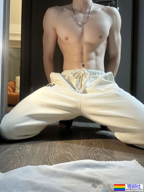 白到发光的188宽肩窄腰腹肌男神 - 51虹马