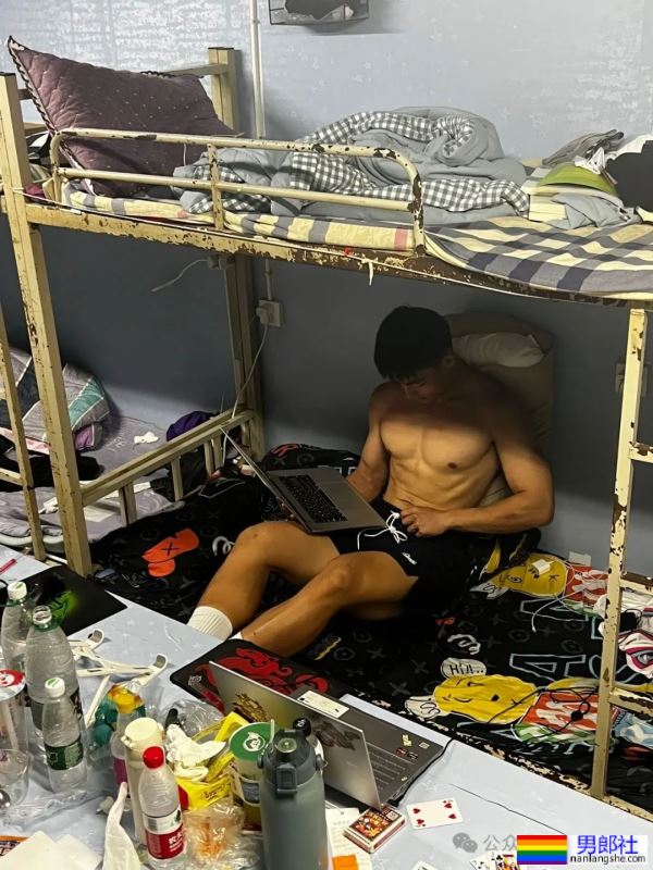 郑州大学体育学院的男大，住你下铺怎么样？-51虹马