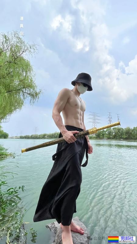 白到发光的188宽肩窄腰腹肌男神 - 51虹马