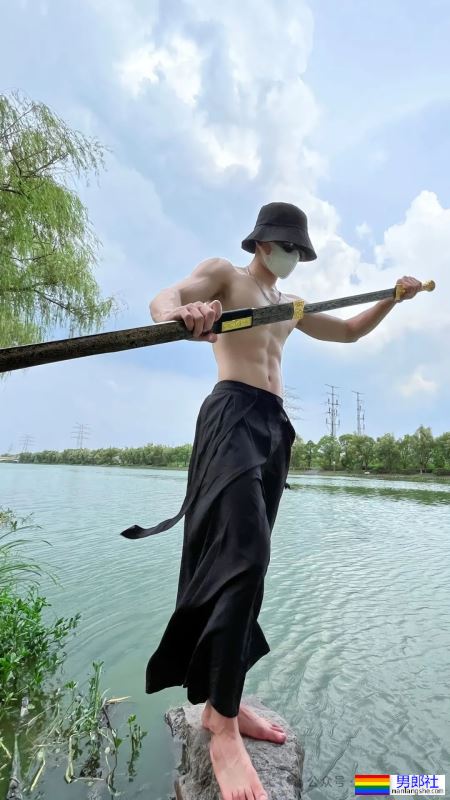 白到发光的188宽肩窄腰腹肌男神 - 51虹马