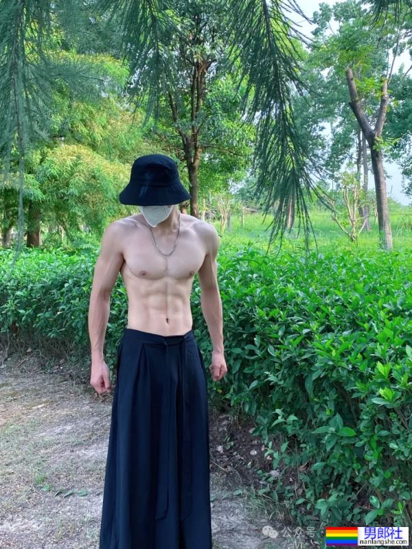 白到发光的188宽肩窄腰腹肌男神 - 51虹马