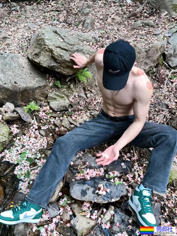 白到发光的188宽肩窄腰腹肌男神 - 51虹马