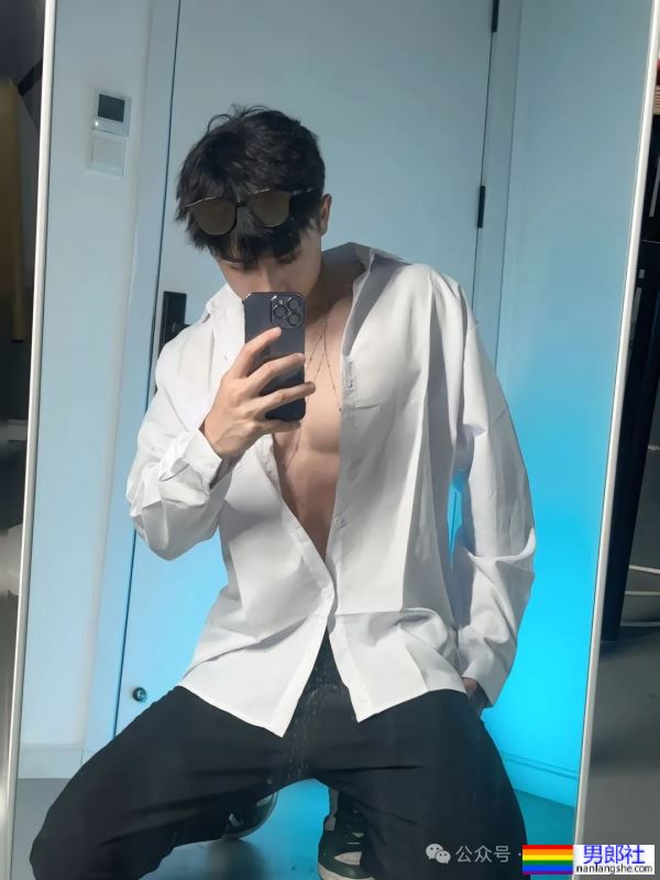 白到发光的188宽肩窄腰腹肌男神 - 51虹马