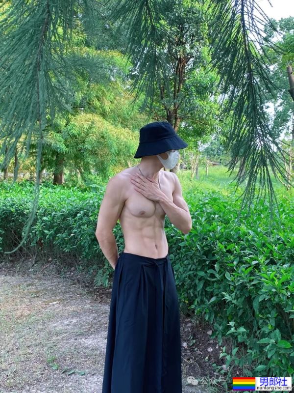 白到发光的188宽肩窄腰腹肌男神 - 51虹马