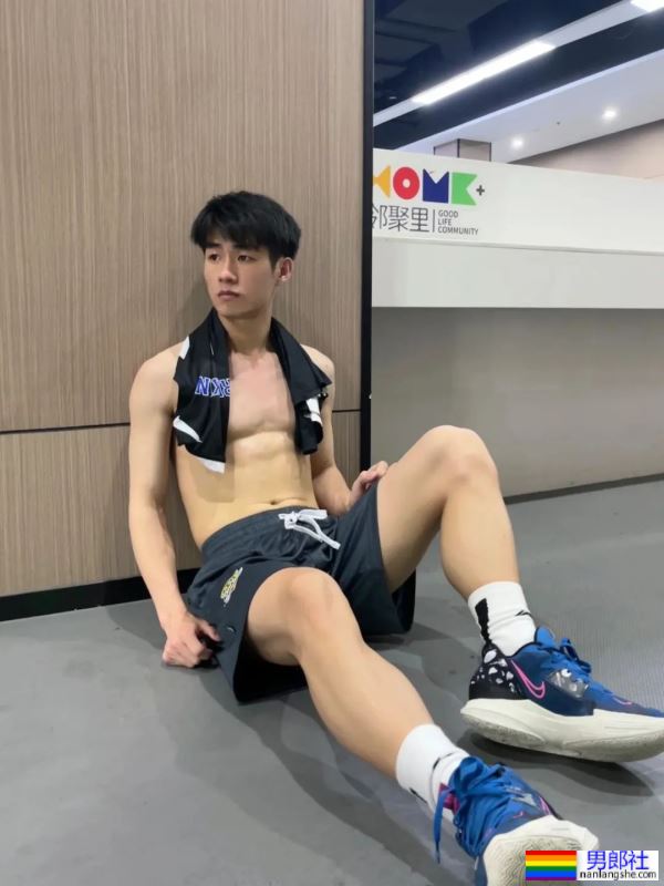 腹肌小哥哥 - 51虹马