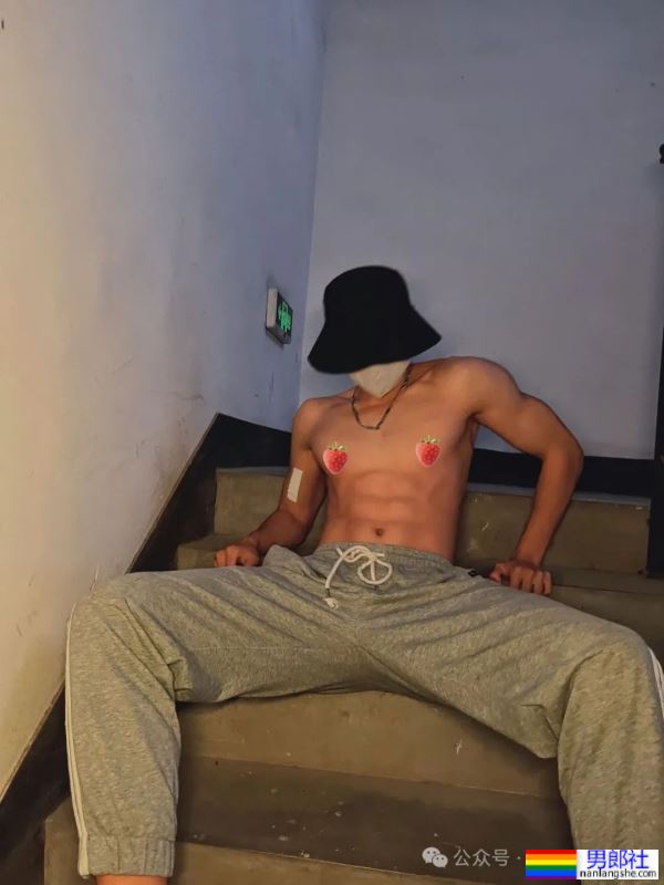 白到发光的188宽肩窄腰腹肌男神 - 51虹马