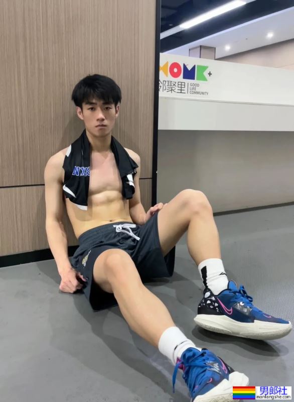 腹肌小哥哥 - 51虹马