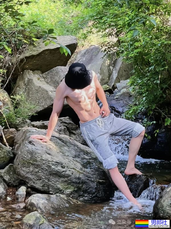 白到发光的188宽肩窄腰腹肌男神 - 51虹马