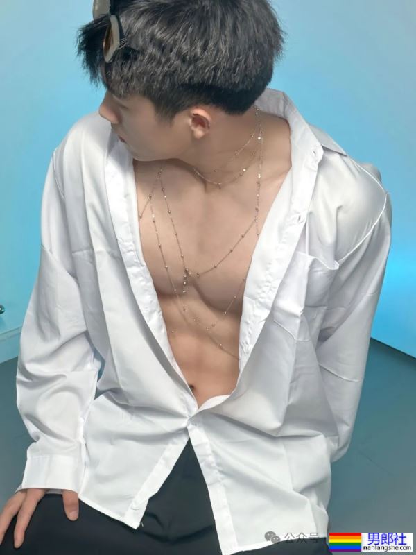 白到发光的188宽肩窄腰腹肌男神 - 51虹马