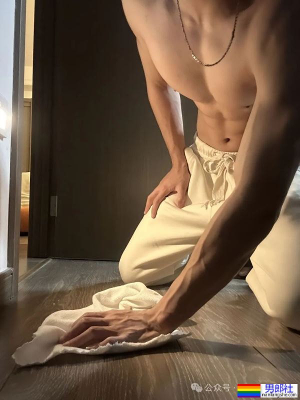 白到发光的188宽肩窄腰腹肌男神 - 51虹马