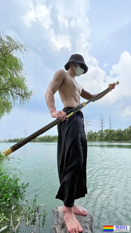 白到发光的188宽肩窄腰腹肌男神 - 51虹马