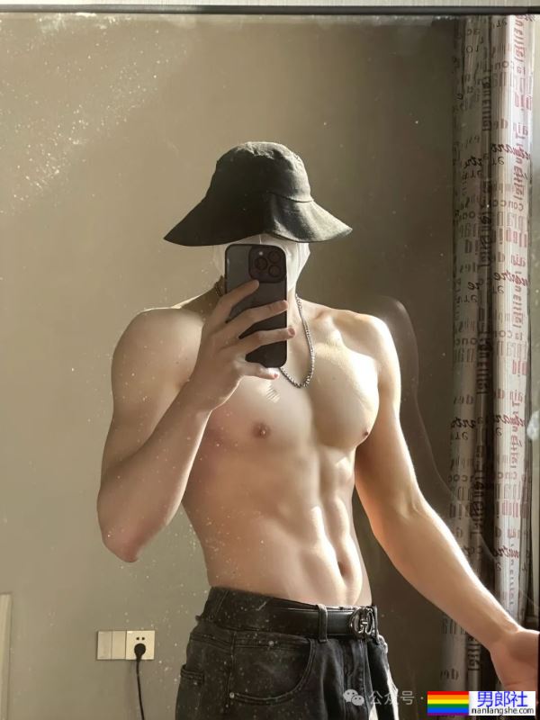 白到发光的188宽肩窄腰腹肌男神 - 51虹马