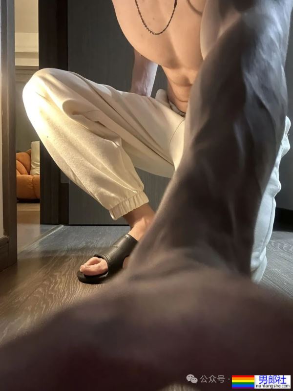 白到发光的188宽肩窄腰腹肌男神 - 51虹马