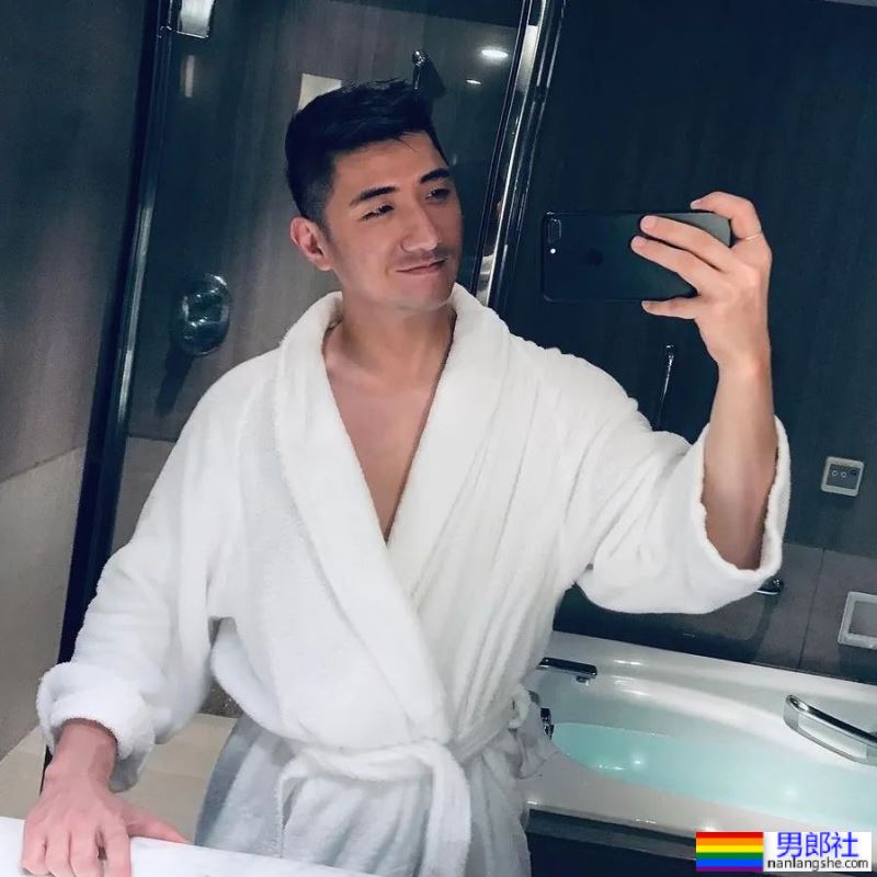 击败99%东亚男人的证件照天菜，如今变成这样了？！ - 51虹马