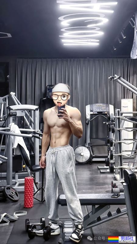 白到发光的188宽肩窄腰腹肌男神 - 51虹马