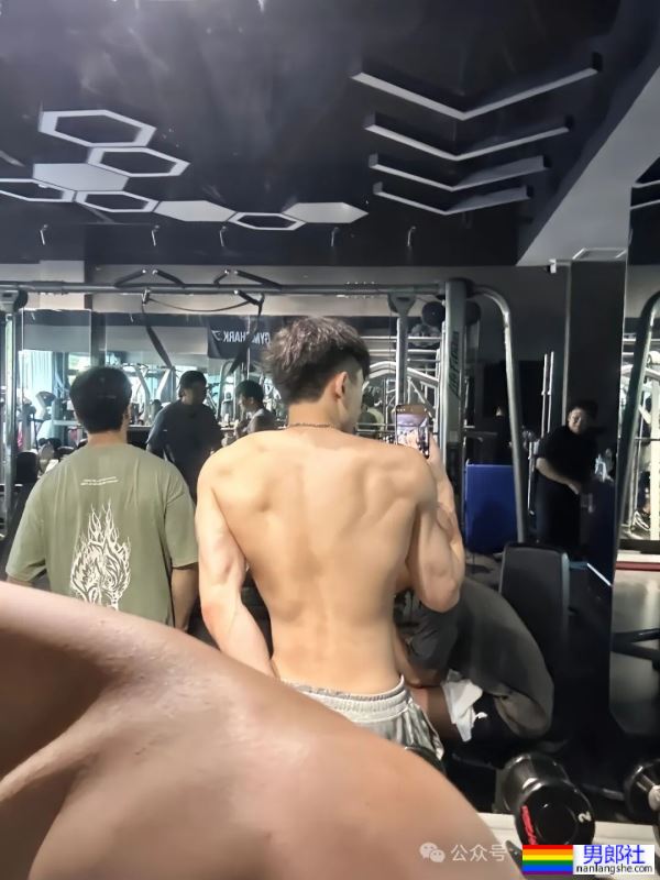 白到发光的188宽肩窄腰腹肌男神 - 51虹马