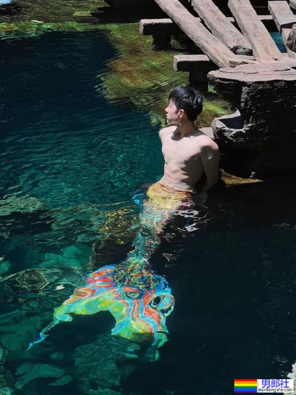 一条八块腹肌的雄性美人鱼 - 51虹马