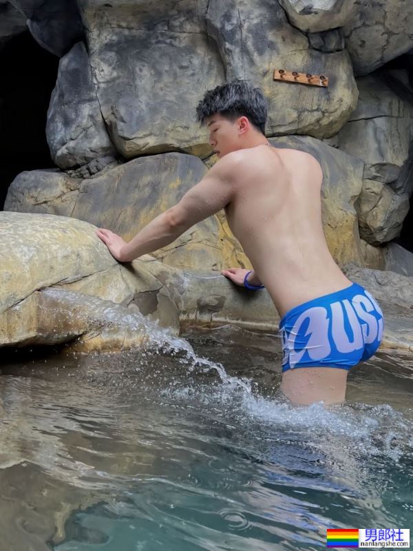 正装小哥哥，身材很哇塞 - 51虹马