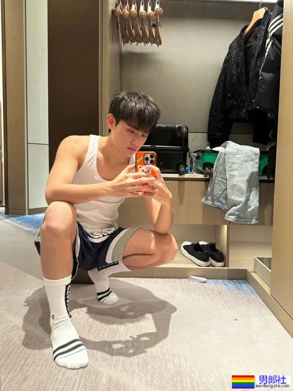 大过年在家看帅哥-51虹马