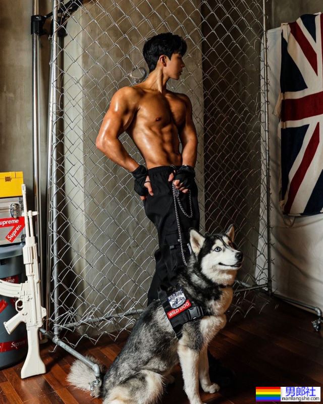 嘎鲜肉｜情侣装当然要跟狗女儿穿啊！毛孩不离身的模特：金贤宇 - 51虹马