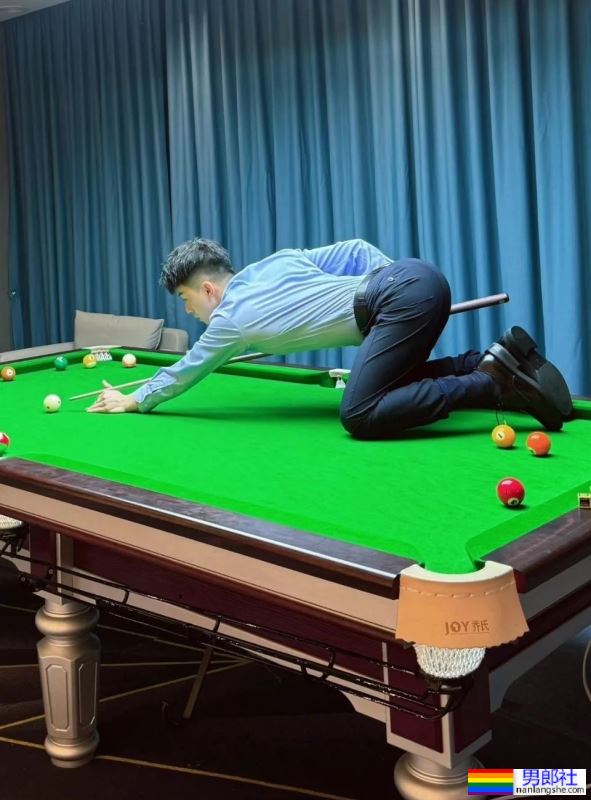 台球厅遇到这样的小哥哥，你会去打招呼吗？ - 51虹马