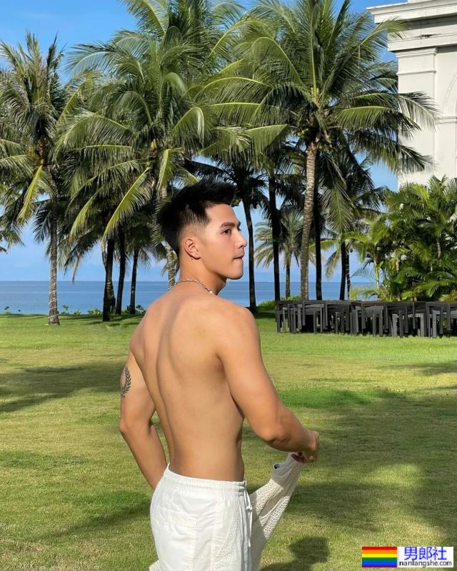 灰裤子不吃香了！蓝短裤不输汪大菲！ - 51虹马