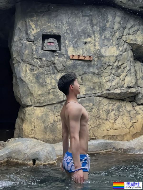 正装小哥哥，身材很哇塞 - 51虹马