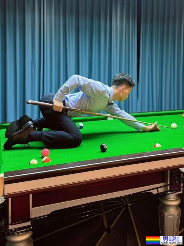 台球厅遇到这样的小哥哥，你会去打招呼吗？ - 51虹马