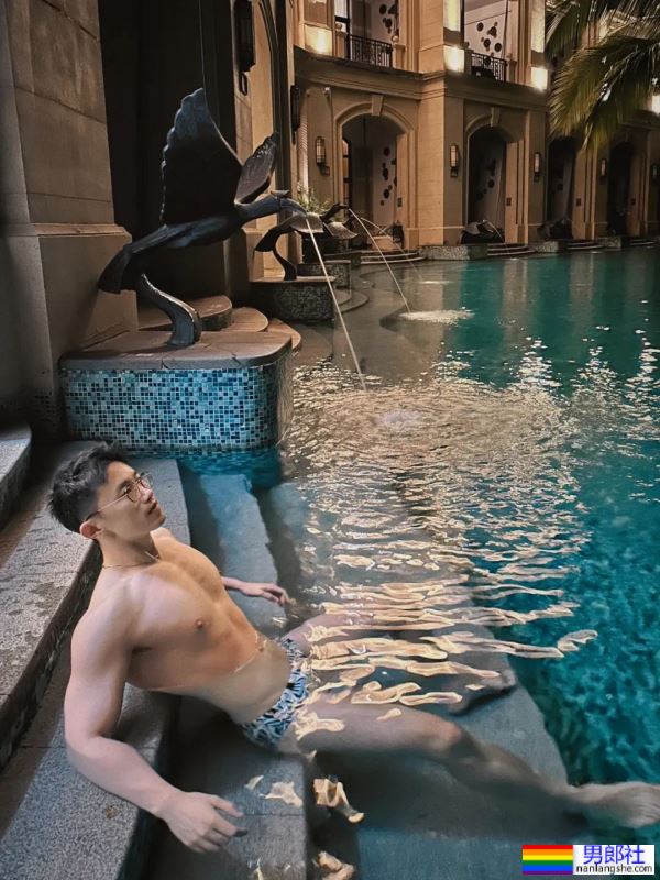 白皮斯文男人 - 51虹马